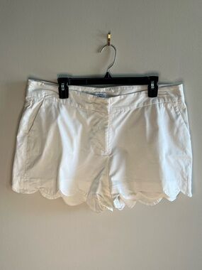 crown & ivy White High-Waist Scallop Hem Shorts